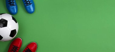 Futbol futbol geçmişi. Yeşil arka planda oyuncular ayaklar arasında futbol topu üst görünüm