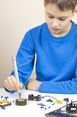 Robot arabası yapan çocuk. Robotik, öğrenme, teknoloji, çocuk arka plan için kök eğitim