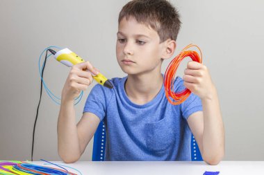 3 d kalem için 3D kalem ve renkli filamat tutan çocuk ve yeni öğe için renk seçin