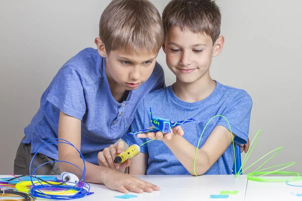 Dois meninos criando com canetas de impressão 3d — Fotografia de Stock