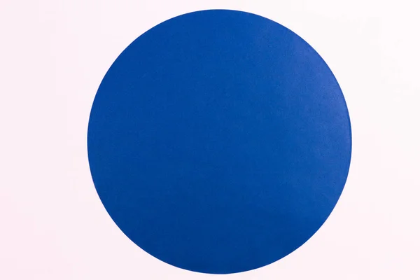 Abstrato fundo de papel de cor mínima. Círculo redondo azul no fundo rosa claro — Fotografia de Stock