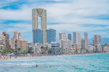 Benidorm, İspanya - 16 Haziran 2019: Benidorm'un turist dolu Poniente plajında panoramik manzara
