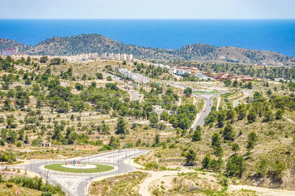 İspanya'da Finestrat ve Akdeniz manzarası. Modern evler, rota dağları, Finestrat köyü ile İspanyol köyü