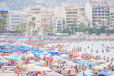 Benidorm, İspanya, 16 Haziran 2019: Benidorm Poniente plajıbenidorm, İspanya'da dinlenen insanlarla dolu manzara