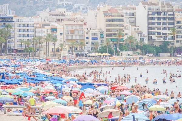 Benidorm, İspanya, 16 Haziran 2019: Benidorm Poniente plajıbenidorm, İspanya'da dinlenen insanlarla dolu manzara