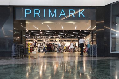Alicante, İspanya, 18 Haziran 2019: Gran Via Alicante alışveriş merkezindeki Primark mağazasına giriş, İspanya