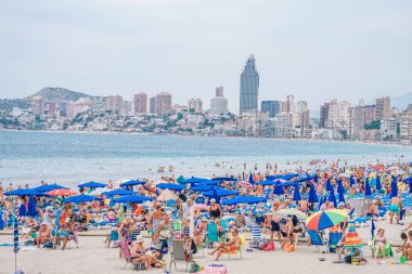 Benidorm, İspanya, 16 Haziran 2019: Benidorm Poniente plajıbenidorm, İspanya'da dinlenen insanlarla dolu manzara