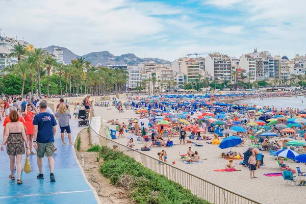 Benidorm, Espagne, 16 Juin, 2019 : Vue de la plage de Benidorm Poniente pleine de personnes au repos à Benidorm, Espagne — Photo