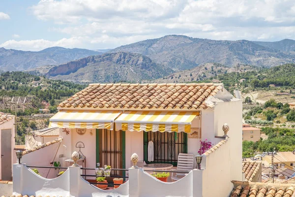 Finestrat, España - 12 de junio de 2019: Vista del balcón de la casa típicamente blanca — Foto de Stock