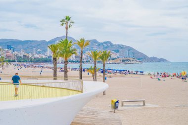 Benidorm, İspanya, 16 Haziran 2019: Benidorm Poniente plajıbenidorm, İspanya'da dinlenen insanlarla dolu manzara