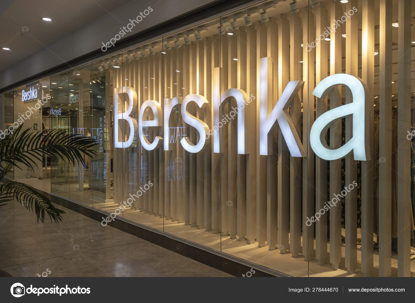 Alicante, Spain - 18 June, 2019: Bershka fashion store in Gran Via Alicante  shopping mall. Bershka is Spanish clothing retailer company – Stock  Editorial Photo © Vejaa #278444670