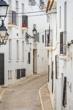 Altea, İspanya - 14 Haziran 2019: Altea old town'da güzel sokak, İspanya