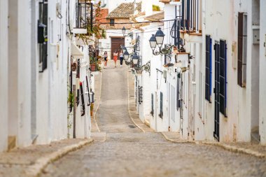 Altea, İspanya - 14 Haziran 2019: Altea old town'da güzel sokak, İspanya