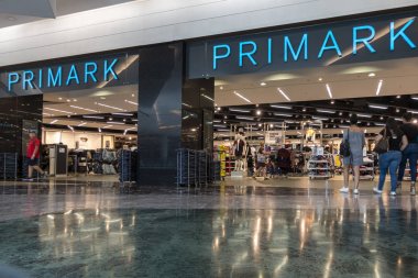 Alicante, İspanya, 18 Haziran 2019: Gran Via Alicante alışveriş merkezindeki Primark mağazasına giriş, İspanya
