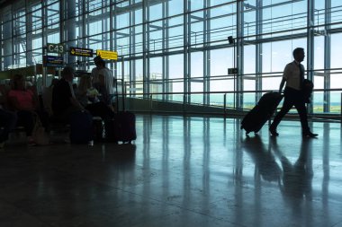 Alicante, İspanya - 11 Haziran 2019: Alicante Uluslararası Havalimanı 'ndaki Kalkış Terminalinde Yolcuların Silüeti
