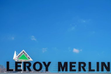 Finestrat, İspanya, 18 Haziran 2019: Leroy Merlin marka işareti ve mavi gökyüzüne karşı billboard. Fransız ev geliştirme, inşaat araçları, bahçe perakendeci