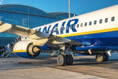 Alicante, İspanya - 18 Haziran 2019: Alicante havaalanında Ryanair Jet uçağına binen ler. Ryanair dünyanın en büyük düşük maliyetli havayolu şirketidir