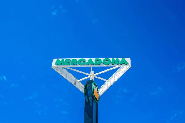 Ίραρατ, Ισπανία-18 Ιουνίου, 2019:: Mercadona πινακίδα και λογότυπο πάνω από τον γαλάζιο ουρανό. Mercadona-δημοφιλής Ισπανική αλυσίδα σούπερ μάρκετ — Φωτογραφία Αρχείου
