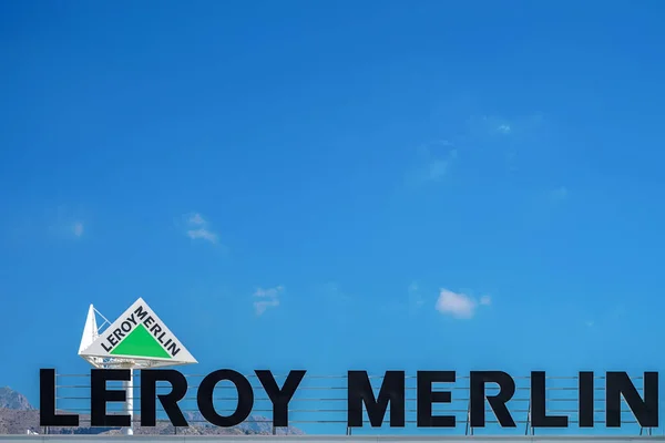 Finestrat, España, 18 de junio de 2019: letrero de la marca Leroy Merlin y valla publicitaria contra el cielo azul. Francés mejoras para el hogar, herramientas de construcción, jardinería minorista — Foto de Stock