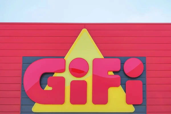 Finestrat, Spagna, 18 giugno 2019: logo del negozio Gifi sull'ingresso del negozio. Gifi è una rete francese di negozi economici che vendono prodotti per la casa e la famiglia — Foto Stock