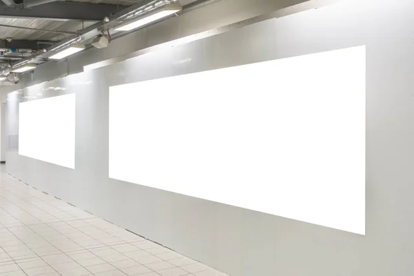 Prepárate. Cartelera en blanco, marco del cartel, publicidad en la pared dentro del centro comercial — Foto de Stock