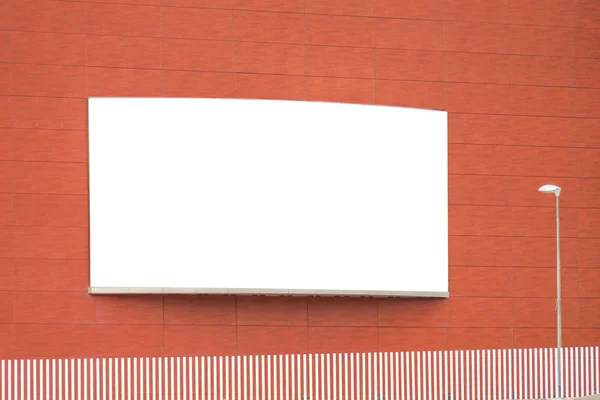 Falsificare il modello. Grande cartellone vuoto all'aperto, cartellone pubblicitario esterno su muro rosso — Foto Stock