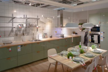 Vilnius, Litvanya - 26 Mayıs 2019: Ikea Store içinde mutfak ve yemek odası iç görünümü. Ikea İsveç merkezli, dünyanın en büyük mobilya perakendecisi