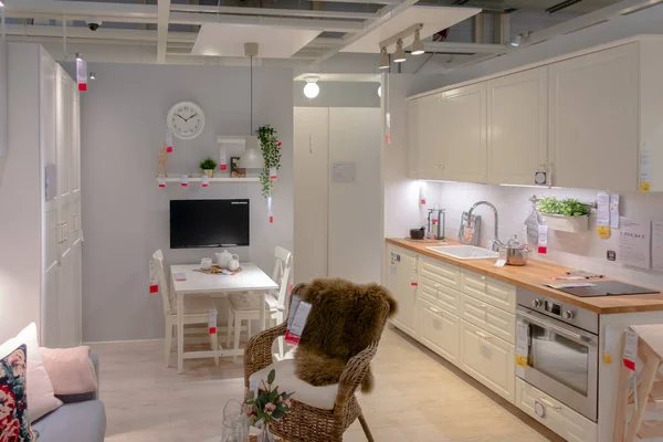 Vilnius, Litvanya - 26 Mayıs 2019: Ikea Store içinde mutfak ve yemek odası iç görünümü. Ikea İsveç merkezli, dünyanın en büyük mobilya perakendecisi