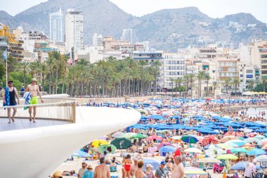 Benidorm, İspanya, 16 Haziran 2019: Benidorm Poniente plajıbenidorm, İspanya'da dinlenen insanlarla dolu manzara