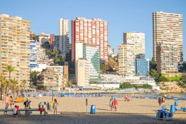 Benidorm, İspanya, 15 Haziran 2019: Benidorm plajının benidorm, İspanya'da insanlarla dolu görüntüsü