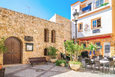 Calp, İspanya, 17 Haziran 2019: Calpe, İspanya'nın merkezinde eski şehrin güzel sokakları