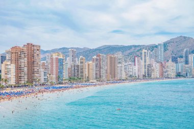 Benidorm, İspanya, 16 Haziran 2019: Benidorm Poniente plajıbenidorm, İspanya'da dinlenen insanlarla dolu manzara
