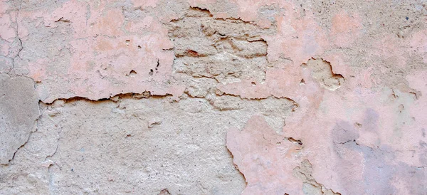 오래 된 풍화 벽 배경 텍스처. 페인트의 조각을 떨어지는 밝은 회색 분홍색 더러운 박리 석고 벽 — 스톡 사진