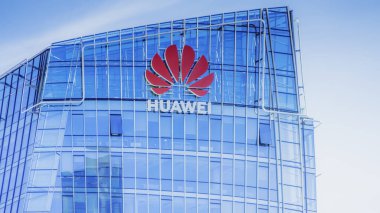 Vilnius, Litvanya - 03 Haziran 2019: Modern yapı duvarında Huawei logosu. Huawei Çinli çokuluslu teknoloji şirketi
