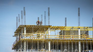 Vilnius, Litvanya - 03 Haziran 2019: Yeni binanın şantiyesinde çalışan inşaat işçileri