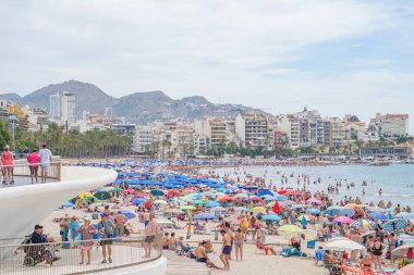 Benidorm, İspanya, 16 Haziran 2019: Benidorm Poniente plajıbenidorm, İspanya'da dinlenen insanlarla dolu manzara