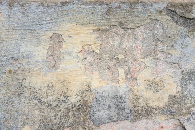 Dokulu grunge arkaplanı. Çok katmanlı çatlak kaplamalı eski duvarlar. Beyazlatılmış duvarda derin bir deseni olan Grunge dokusu.