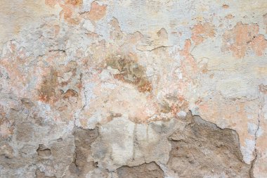 Dokulu grunge arkaplanı. Çok katmanlı çatlak kaplamalı eski duvarlar. Beyazlatılmış duvarda derin bir deseni olan Grunge dokusu.