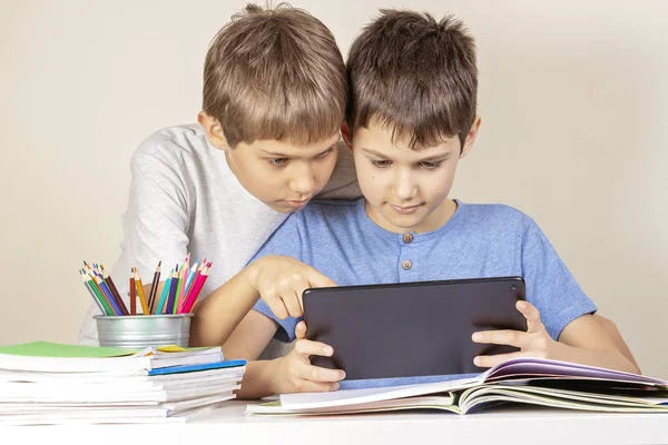 Crianças usando juntos tablet computador em casa — Fotografia de Stock