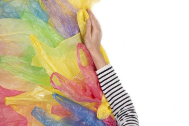 Kadın el tek kullanımlık plastik torbareddediyor. Plastik, çevre, kirlilik kavramı yok