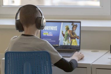 Vilnius, Litvanya - 2 Mart 2019: Fortnite oyun oynayan çocuk. Popüler çevrimiçi video oyunu Epic Games tarafından geliştirilen Fortnite olduğunu