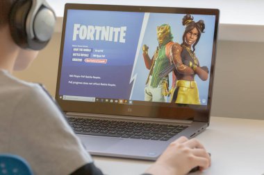 Vilnius, Litvanya - 2 Temmuz 2019: Fortnite oyunu oynayan çocuk. Fortnite Epic Games tarafından geliştirilen online video oyunu
