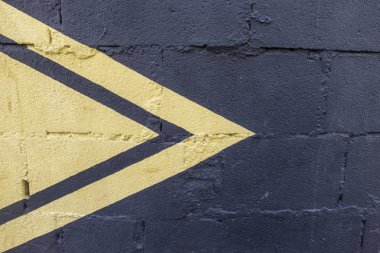 Siyah ve sarı geometrik boya tuğla duvar. Kentsel grunge arka plan