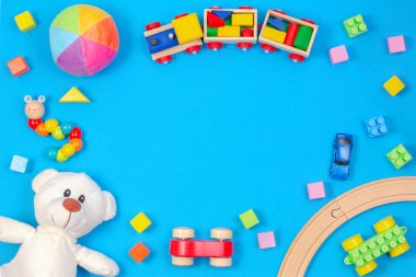 Mavi arka plan üzerinde renkli çocuk oyuncakları çerçeve. Üst te. Düz yatıyordu