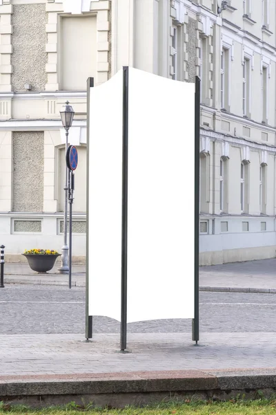 Scherza. Colonna pubblicitaria esterna vuota all'aperto, scheda informativa pubblica in strada . — Foto Stock
