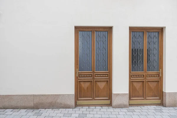 Fondo urbano. Nueva pared de yeso beige con dos puertas —  Fotos de Stock