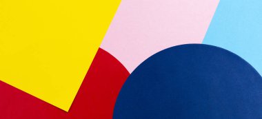 Memphis geometri tarzında moda kağıtları doku arka plan. Sarı, mavi, açık mavi, kırmızı ve pastel pembe renkler. Üst görünüm, düz yatıyordu