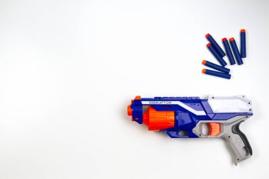 Vilnius, Lithuaania - 5 Mart 2019: Nerf N-Strike Elite Disruptor Blaster ve Beyaz arka planda Mermi Dart ları Yeniden Doldur
