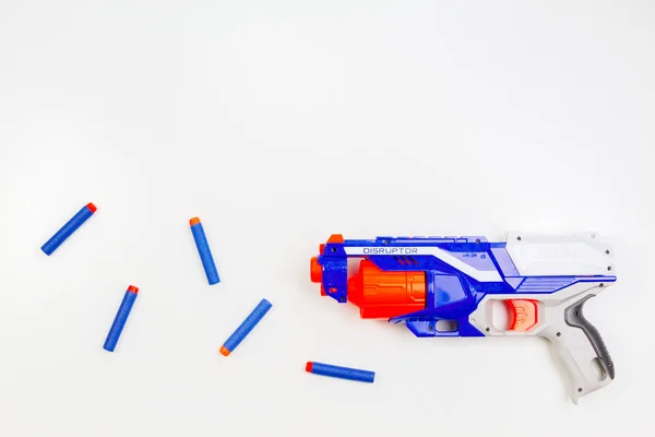 Vilnius, Lithuaania - 5 Mart 2019: Nerf N-Strike Elite Disruptor Blaster ve Beyaz arka planda Mermi Dart ları Yeniden Doldur