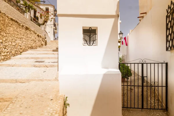 Vista de hermosas calles blancas en el casco antiguo de Altea, España — Foto de Stock